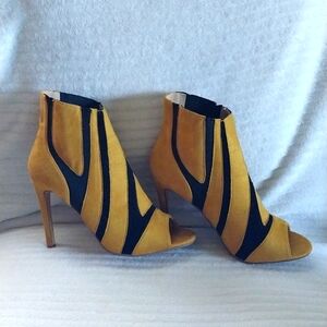 Cape Robbin peep toe bootie in mustard/blk size 8.5 faux suede
